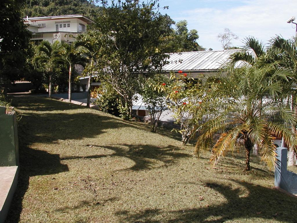 Monique'S Guest House Maraval Exterior foto