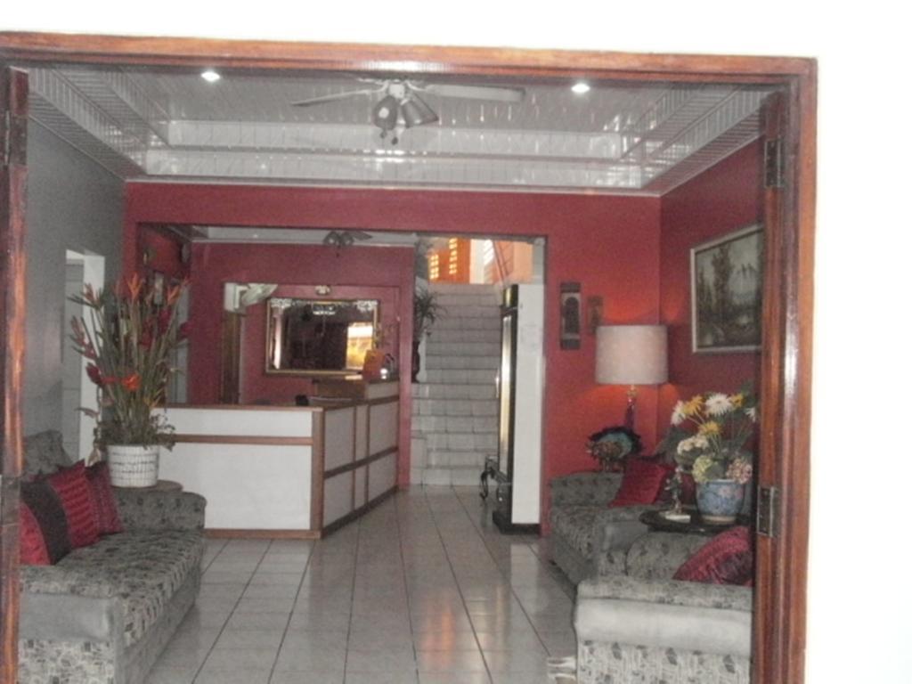 Monique'S Guest House Maraval Exterior foto